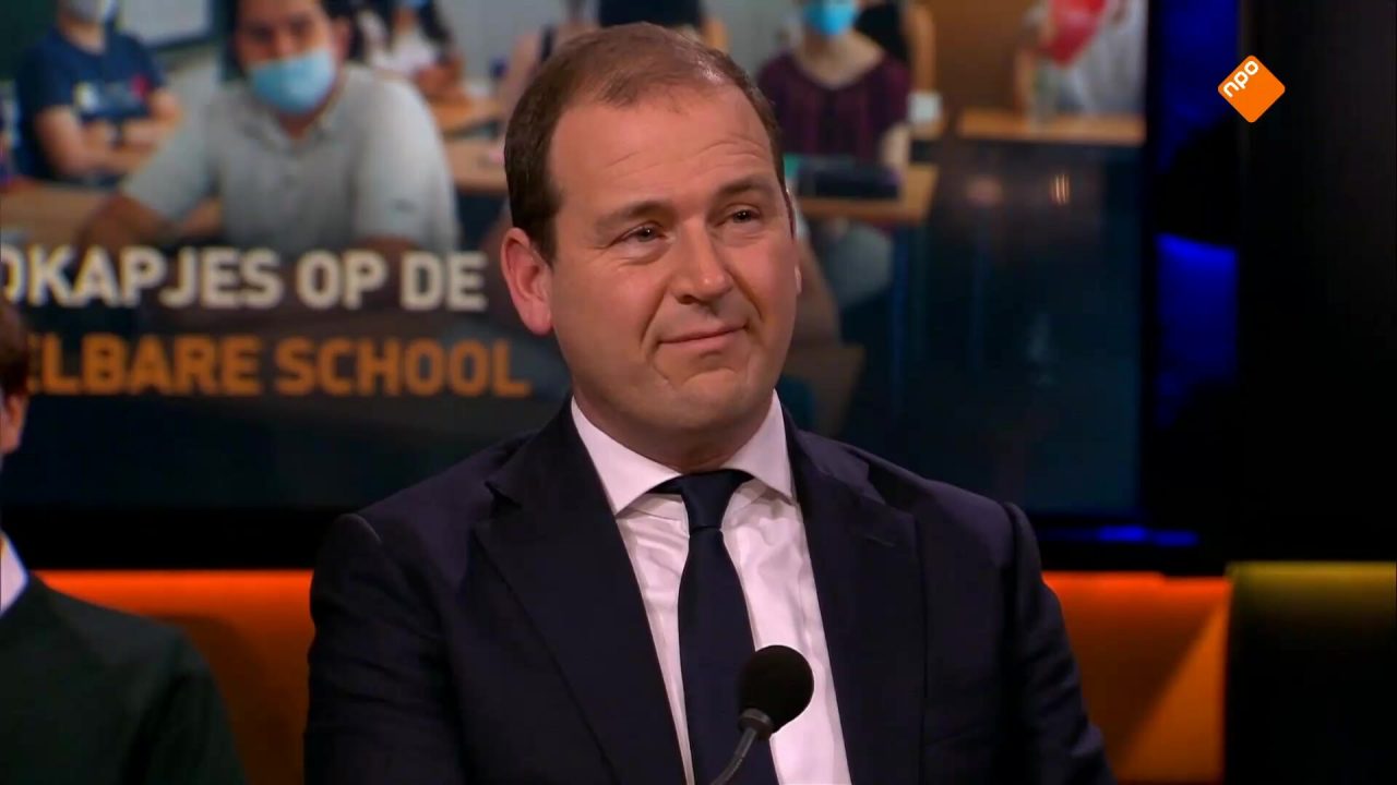 PvdA-leider Lodewijk Asscher, rector Kees Versteeg en leerlingen Elard Russel en Selina Ozogul over onder andere mondkapjes op scholen